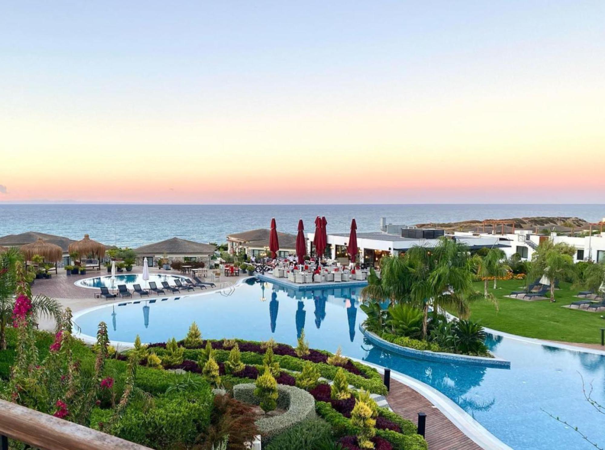 شقة Luxurious Seafront Penthouse كيرينيا المظهر الخارجي الصورة