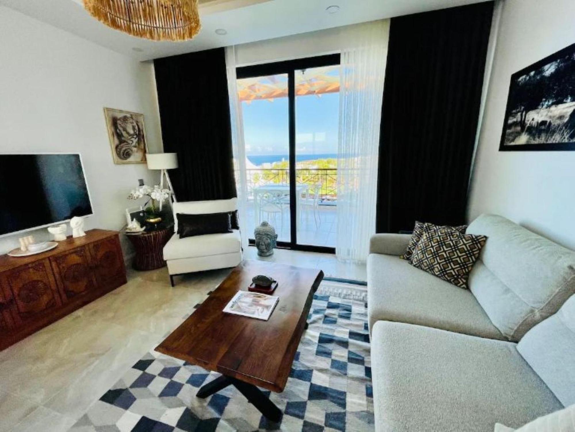 شقة Luxurious Seafront Penthouse كيرينيا المظهر الخارجي الصورة