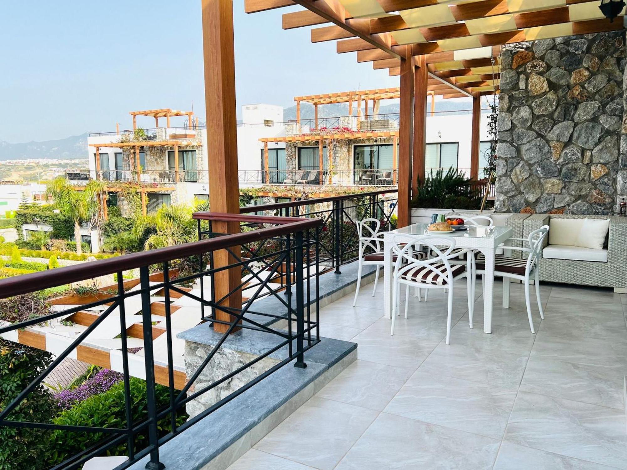 شقة Luxurious Seafront Penthouse كيرينيا المظهر الخارجي الصورة