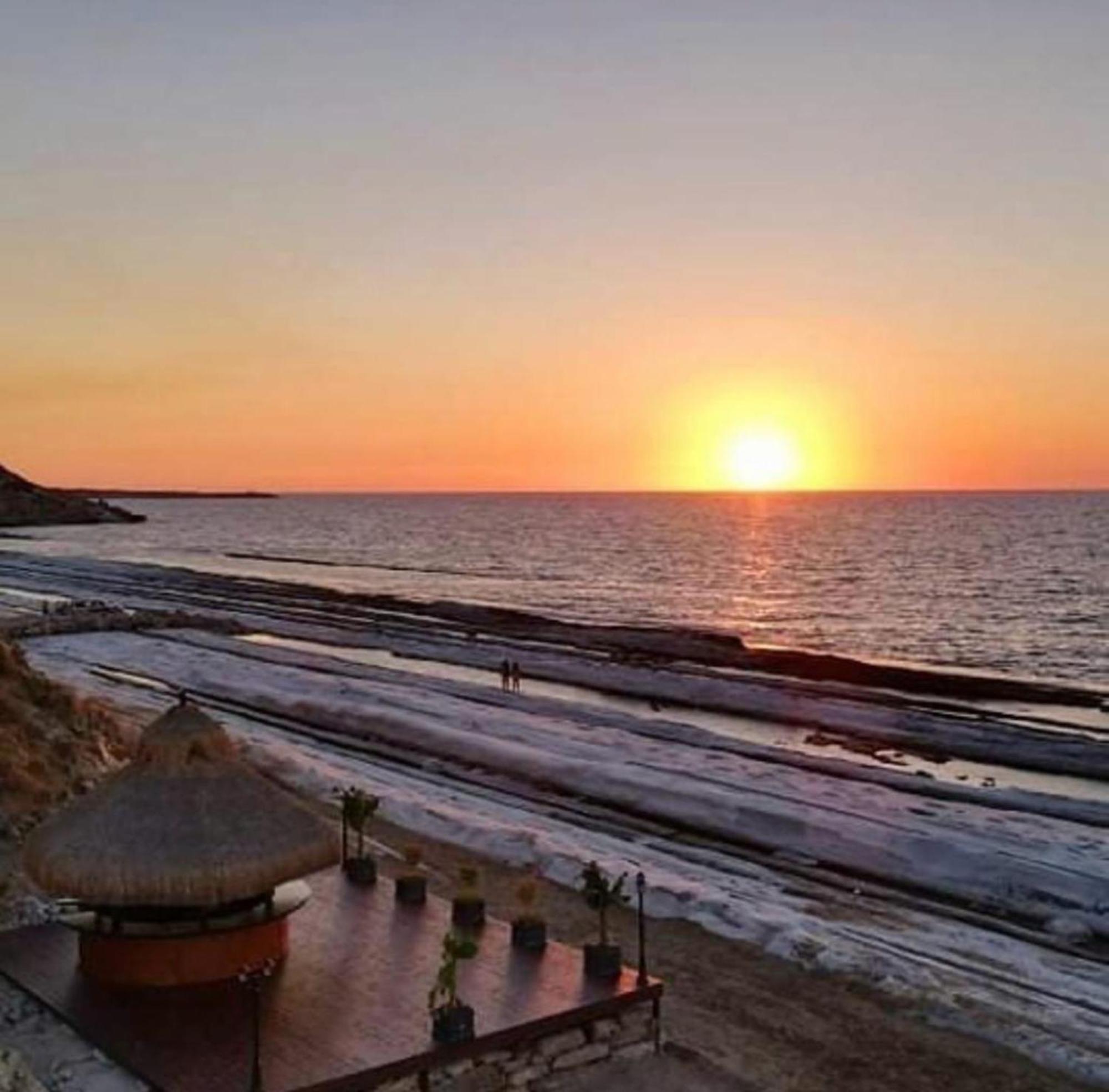 شقة Luxurious Seafront Penthouse كيرينيا المظهر الخارجي الصورة