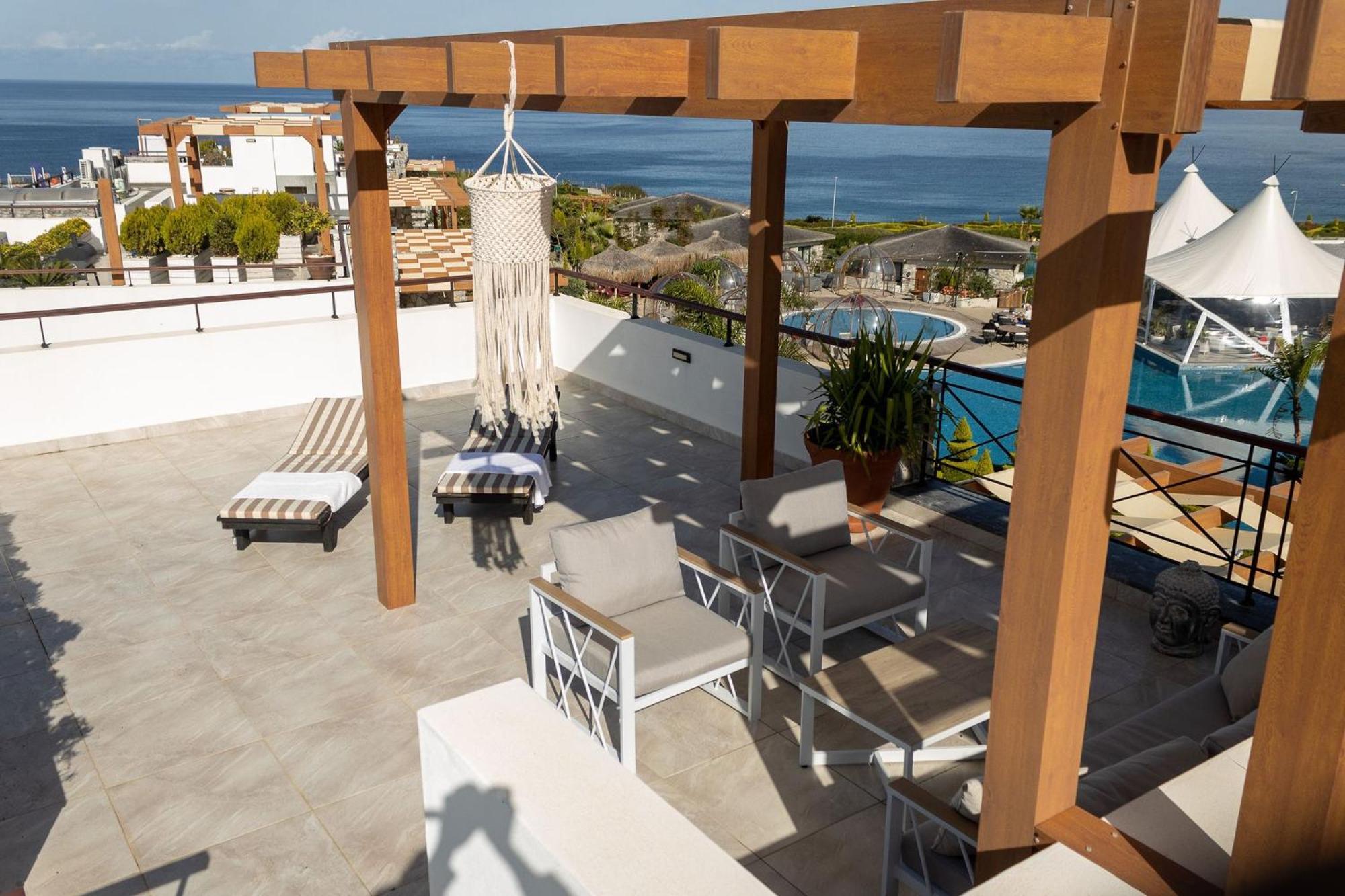 شقة Luxurious Seafront Penthouse كيرينيا المظهر الخارجي الصورة