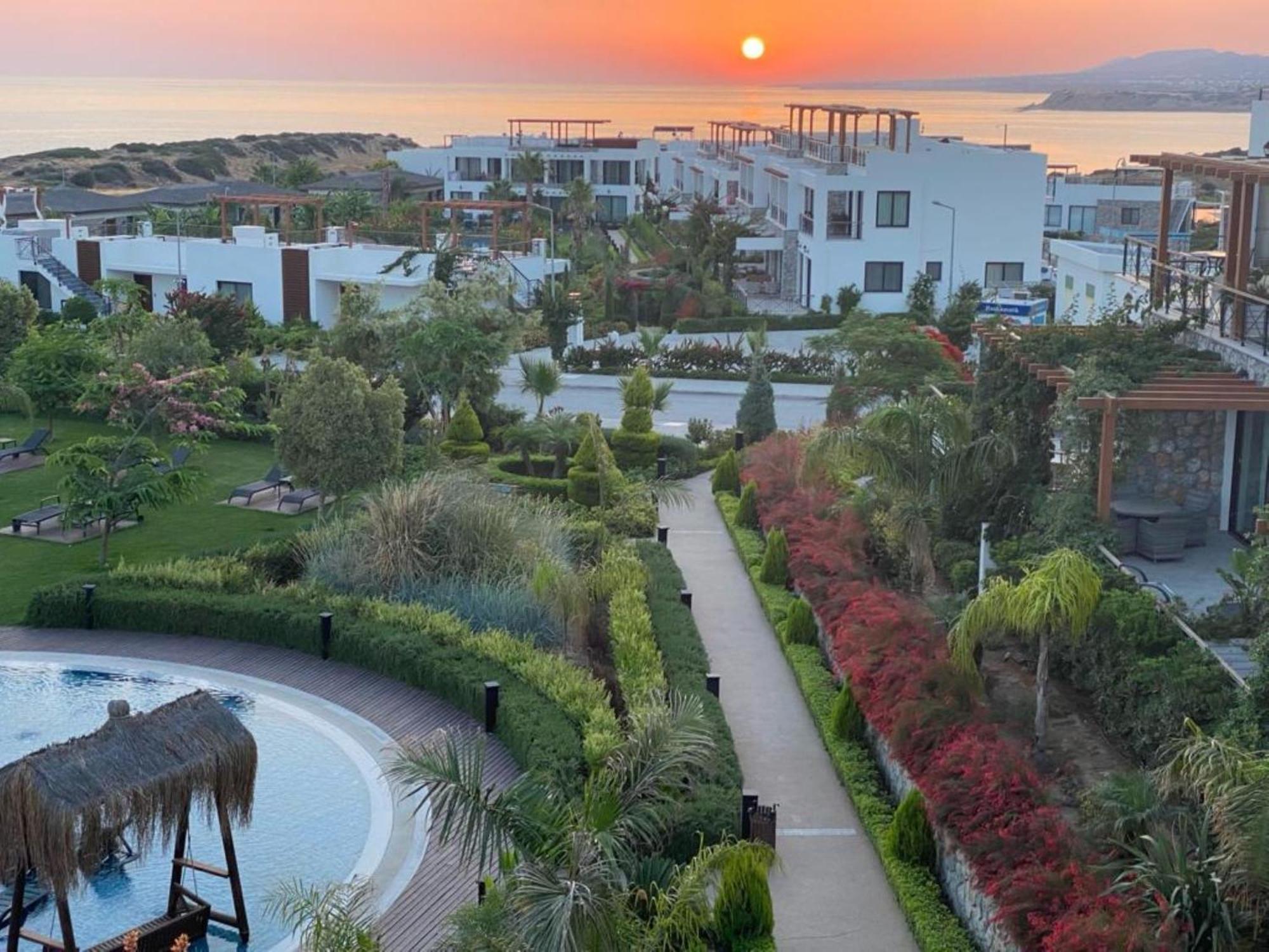 شقة Luxurious Seafront Penthouse كيرينيا المظهر الخارجي الصورة